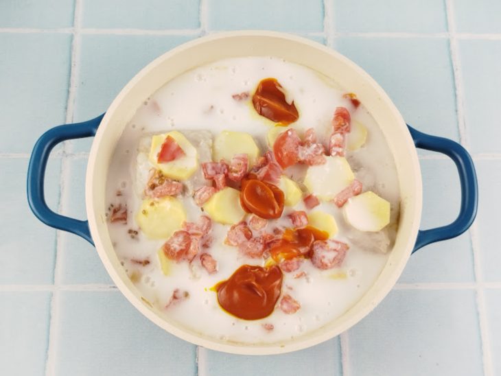 Leite de coco sendo adicionado à panela.