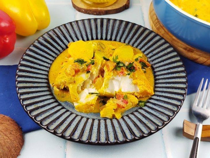 Bacalhau com leite de coco servido no prato.