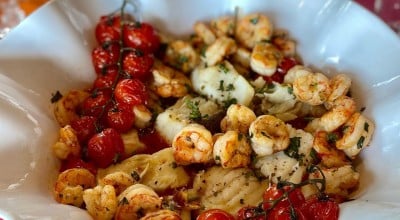 Bacalhau com molho de tomate e camarão