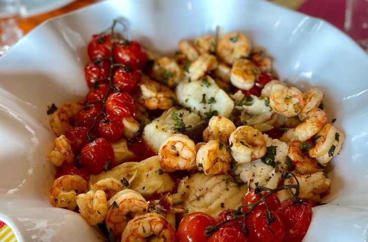 Bacalhau com molho de tomate e camarão