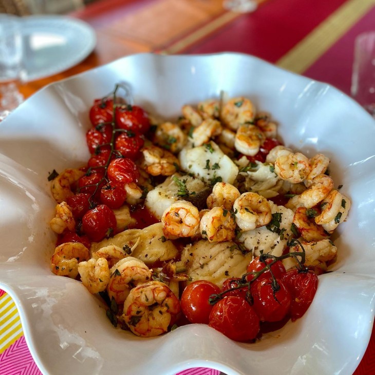 Bacalhau com molho de tomate e camarão