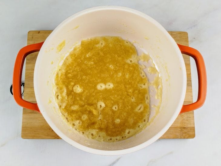 Uma panela com roux.