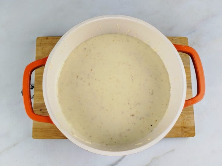 Uma panela com o molho branco.