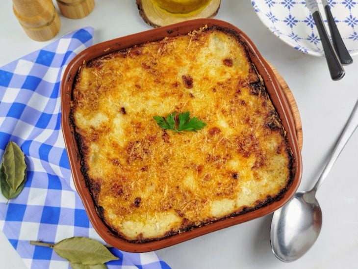 Um refratário com bacalhau com natas.
