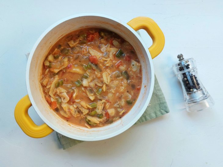 Uma panela contendo bacalhau cozido.