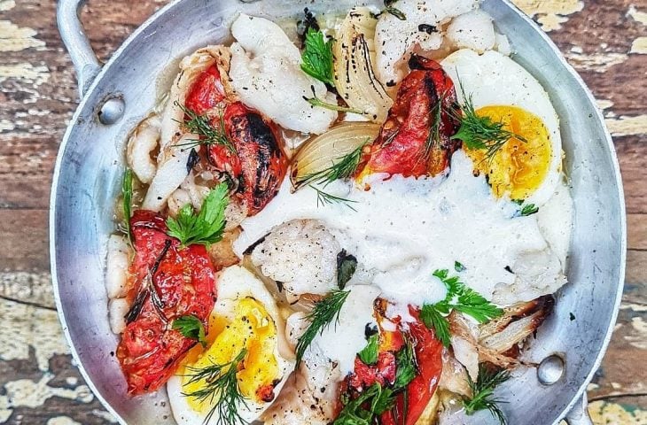 Bacalhau em lascas assado com legumes