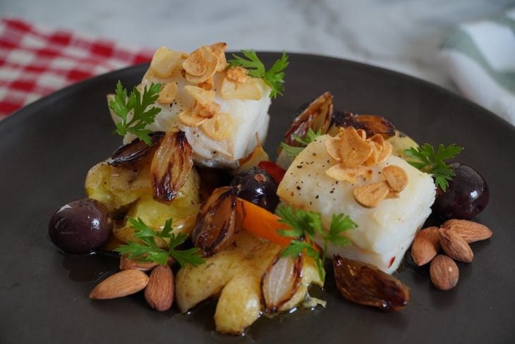 Bacalhau no forno com cebolas caramelizadas