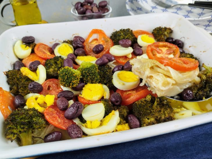 Bacalhoada à moda portuguesa em uma travessa. 