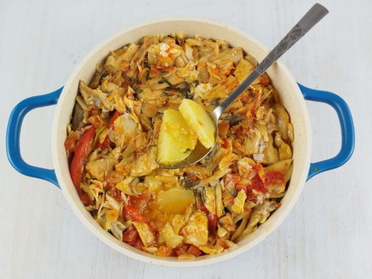 Prato cozido com batatas macias e molho formado no fundo da panela.