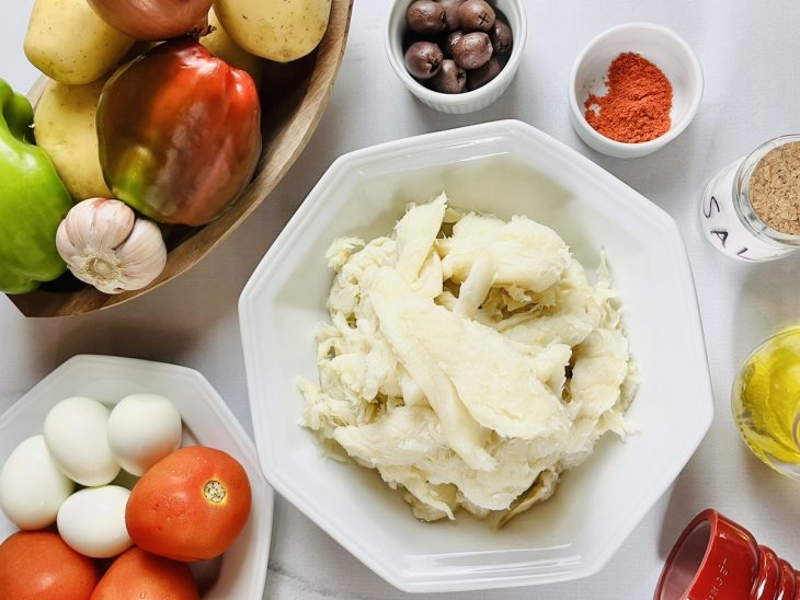 Uma bancada com os ingredientes da receita.