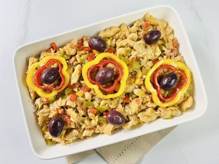 Refratário montado com os ingredientes da bacalhoada.