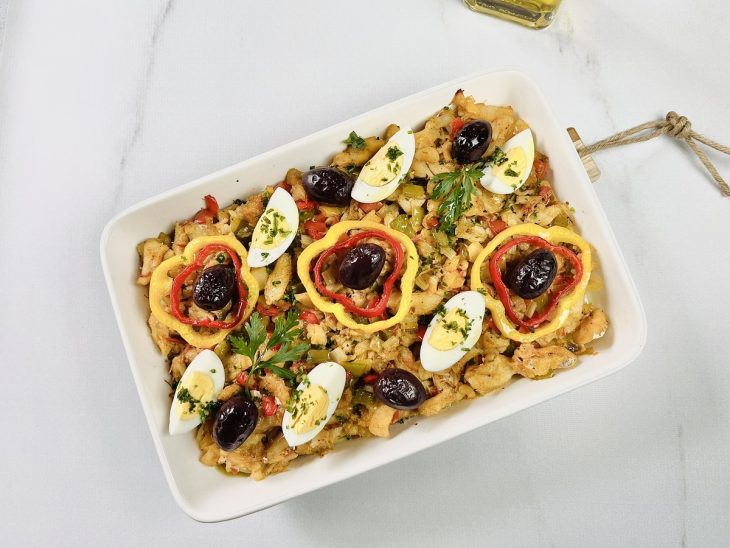 Refratário montado com os ingredientes da bacalhoada.