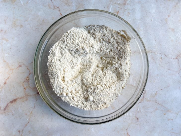 Uma tigela com a mistura dos ingredientes secos.