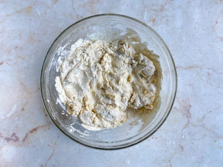 Uma tigela com a mistura de todos os ingredientes da massa.
