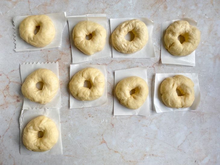 Bagels sobre um pedaço de papel-manteiga.
