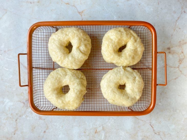 Grade com bagels após o primeiro cozimento.