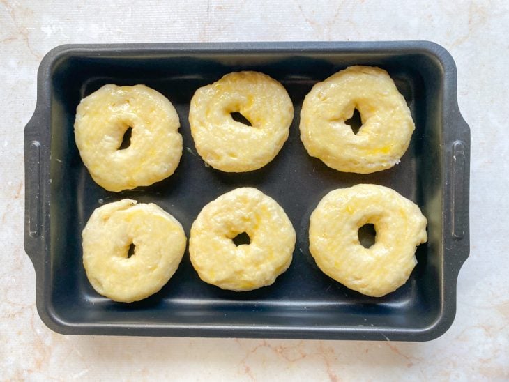Uma forma com bagels antes de assar.