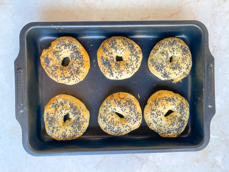 Uma forma com bagels após assar.