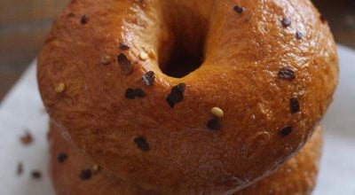 Bagel de tomate e pimenta calabresa