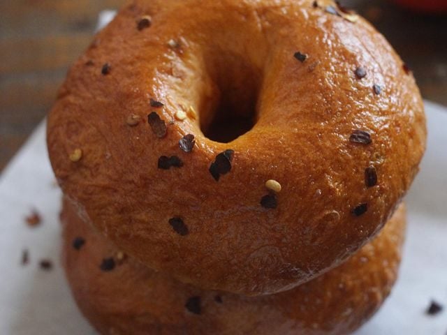 Bagel de tomate e pimenta calabresa