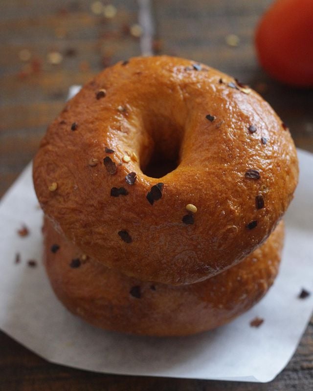 Bagel de tomate e pimenta calabresa