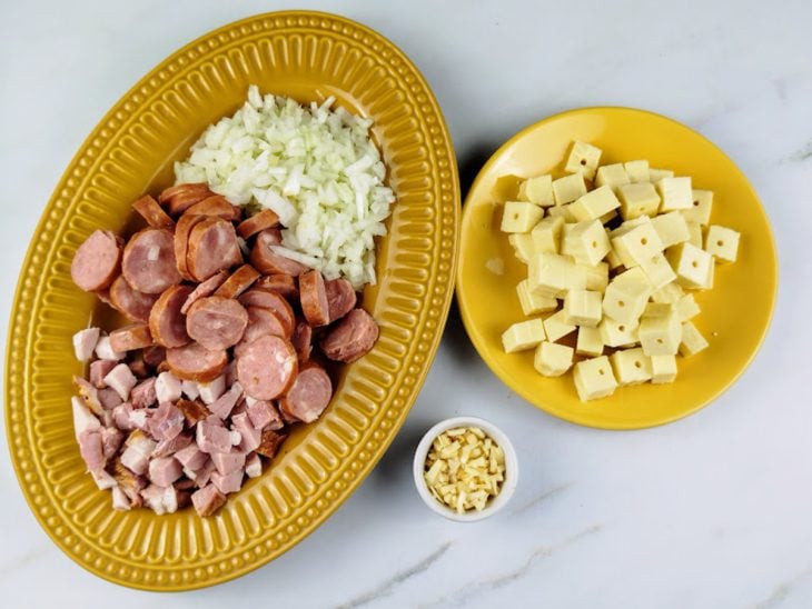 Ingredientes picados e reservados em recipientes distintos.
