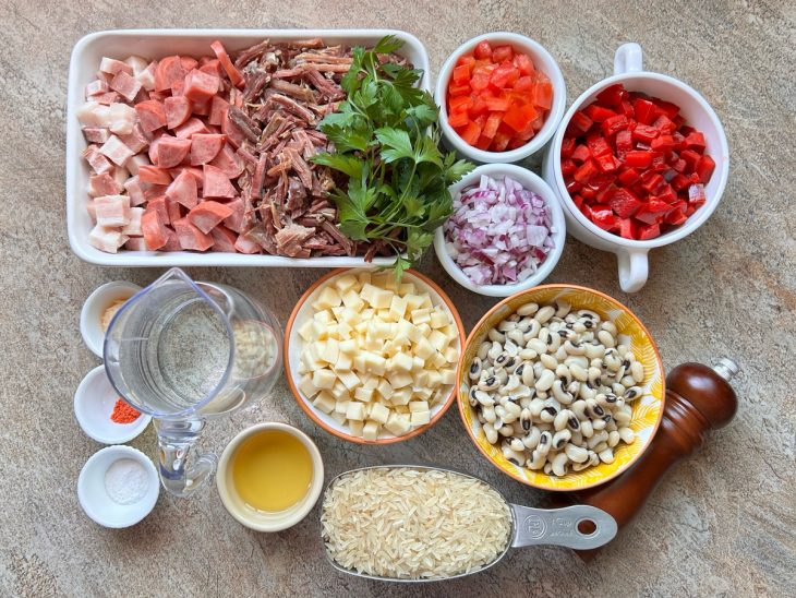 Ingredientes reunidos na bancada.