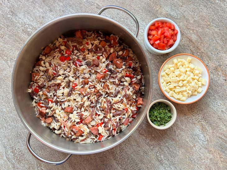 Tomate, queijo coalho e coentro separados para serem adicionados ao baião.