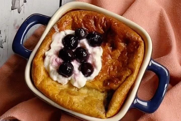 Baked oats de banana e mirtilo