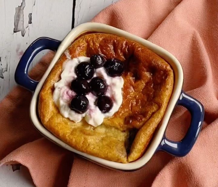 Baked oats de banana e mirtilo