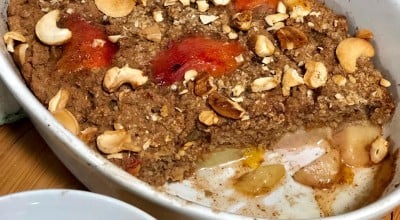 Baked oats de pêssego e ameixa