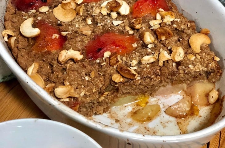 Baked oats de pêssego e ameixa