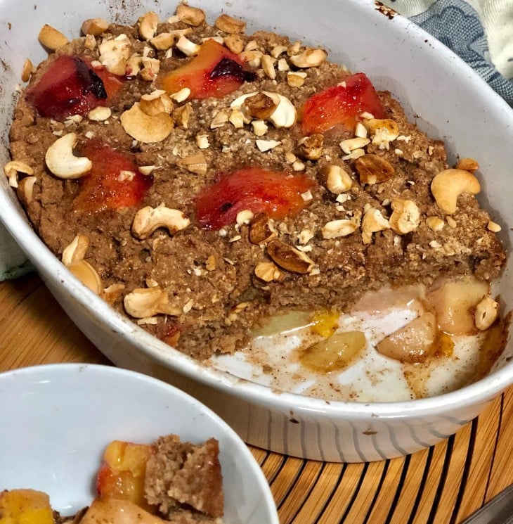 Baked oats de pêssego e ameixa