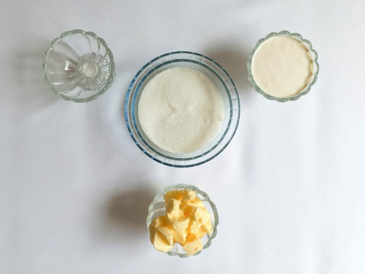 Uma bancada com os ingredientes da receita.