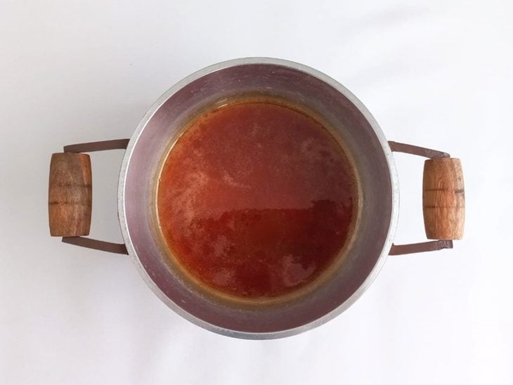 Uma panela com o açúcar derretido.