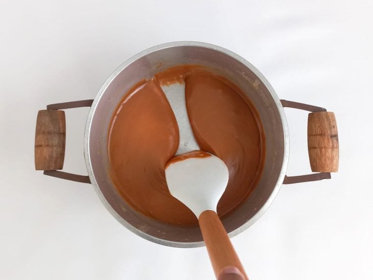 Uma panela com a mistura de todos os ingredientes.