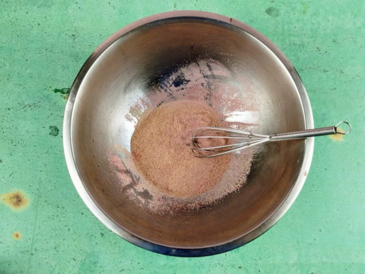 Gelatinas misturadas em um recipiente.