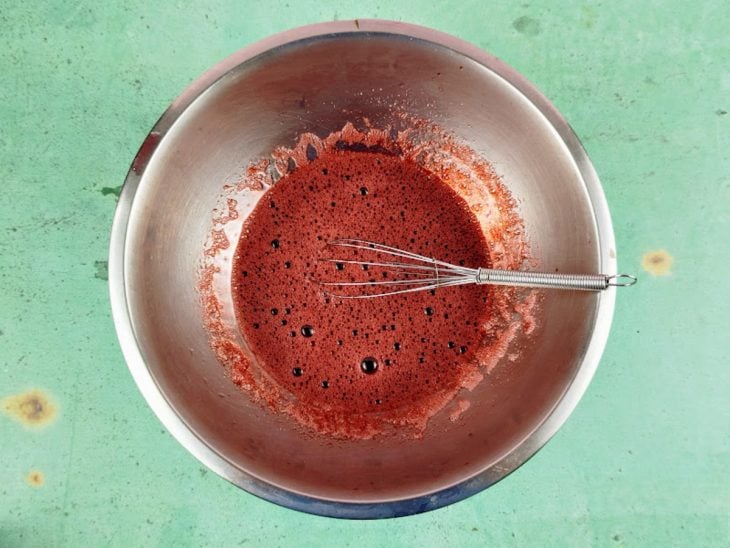 Chá quente despejado sobre a gelatina.