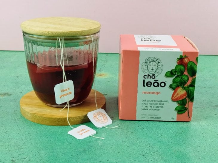 Chá em infusão numa caneca tampada.