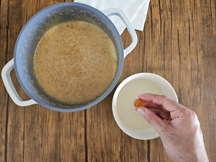 Uma panela com a mistura de açúcar, gengibre e suco de limão.