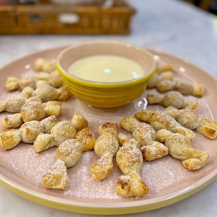 Balas de goiabada com molho de queijo