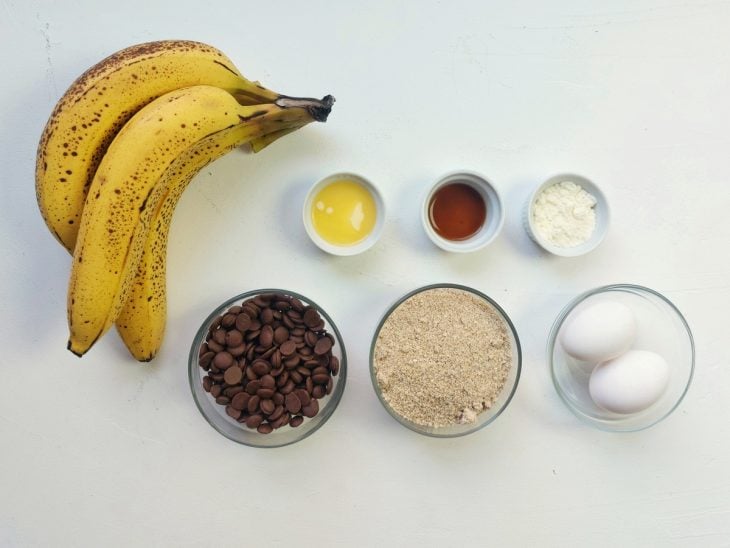 Uma bancada com os ingredientes separados.