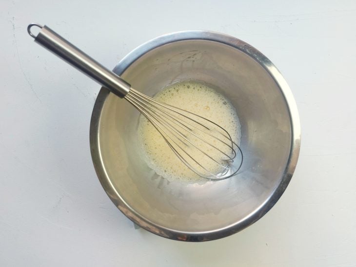 Um recipiente contendo ovos batidos.