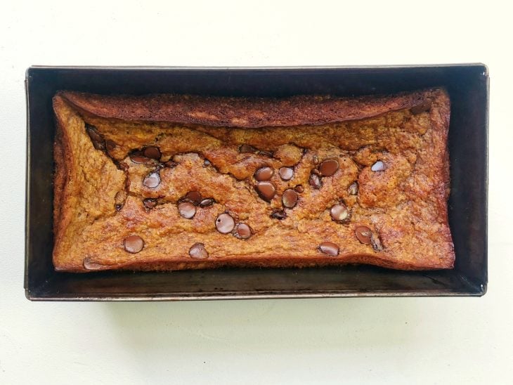 Uma forma contendo banana bread.