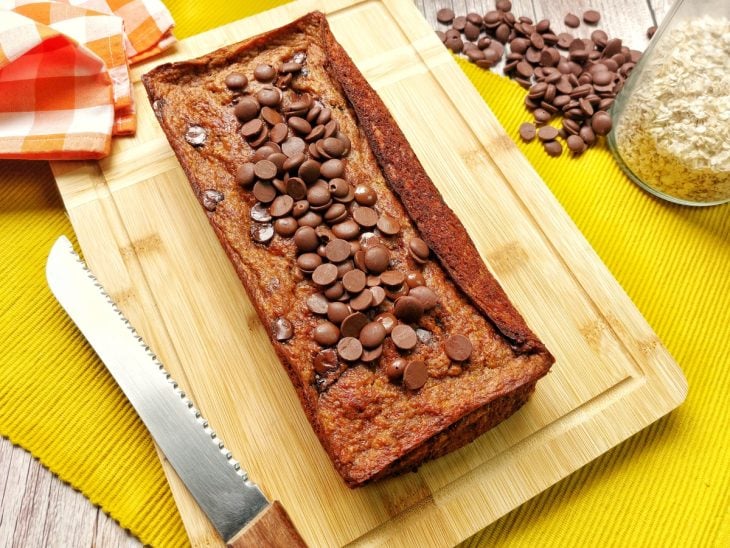 Uma tábua contendo banana bread.
