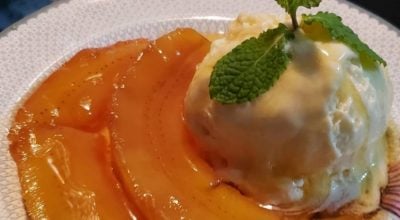 Banana caramelizada com sorvete