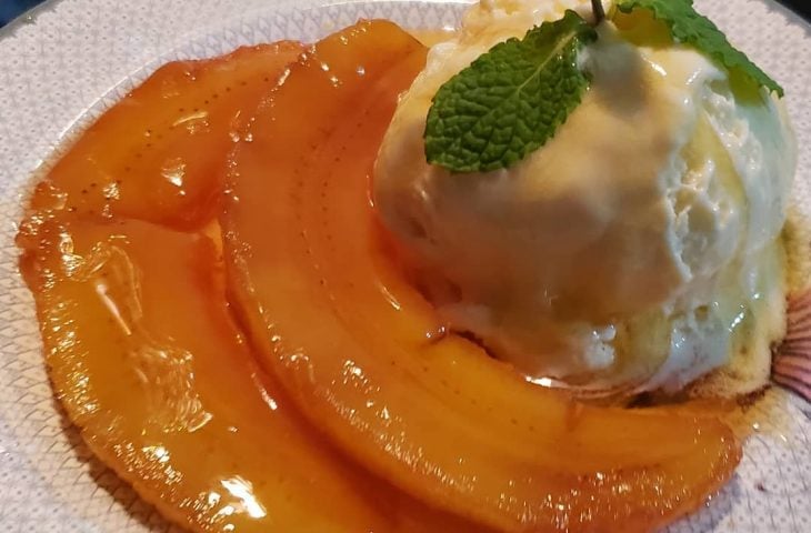 Banana caramelizada com sorvete