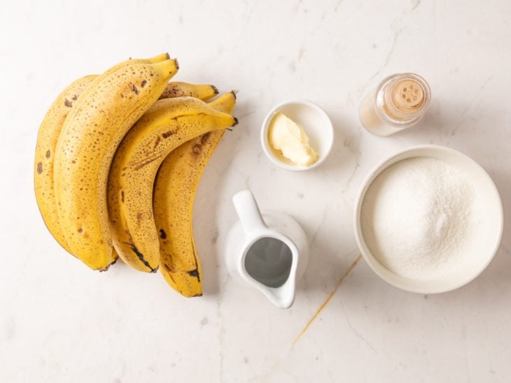 Ingredientes para a receita de banana caramelizada na frigideira.