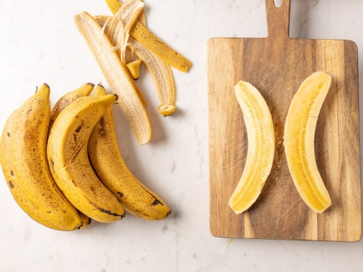 Bananas descascadas e cortadas ao meio.