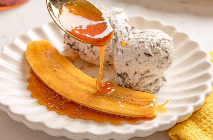 Banana caramelizada na frigideira